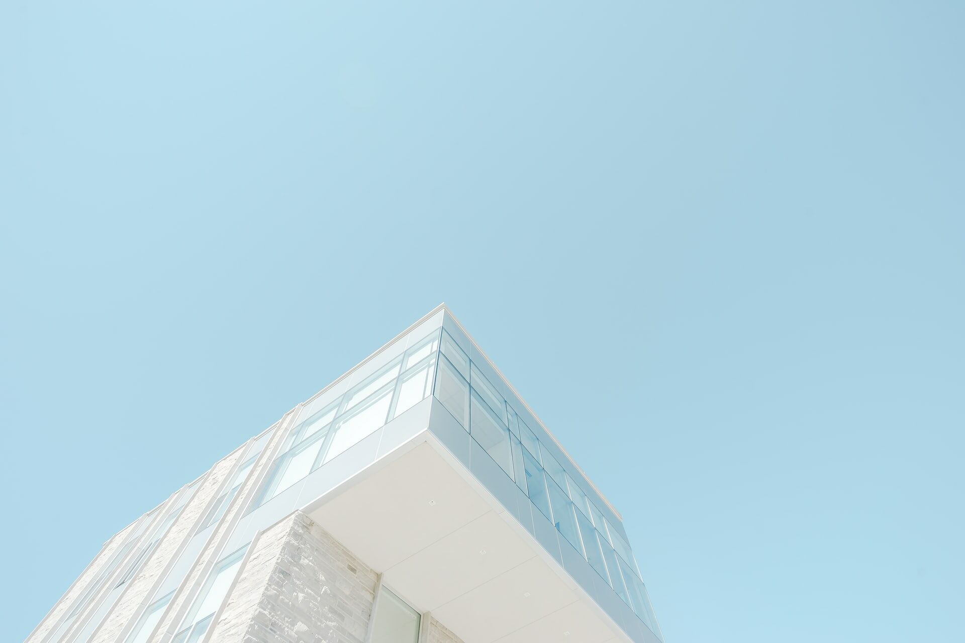 Moderne Architektur vor hellblauem Himmel