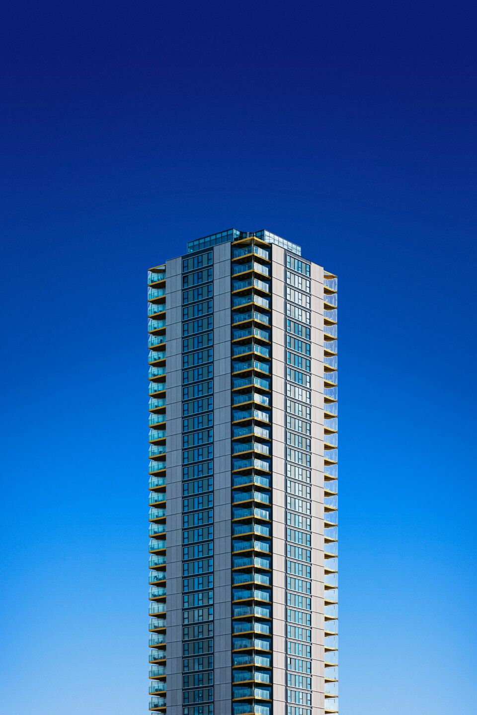 Moderne Architektur vor tiefblauem Himmel