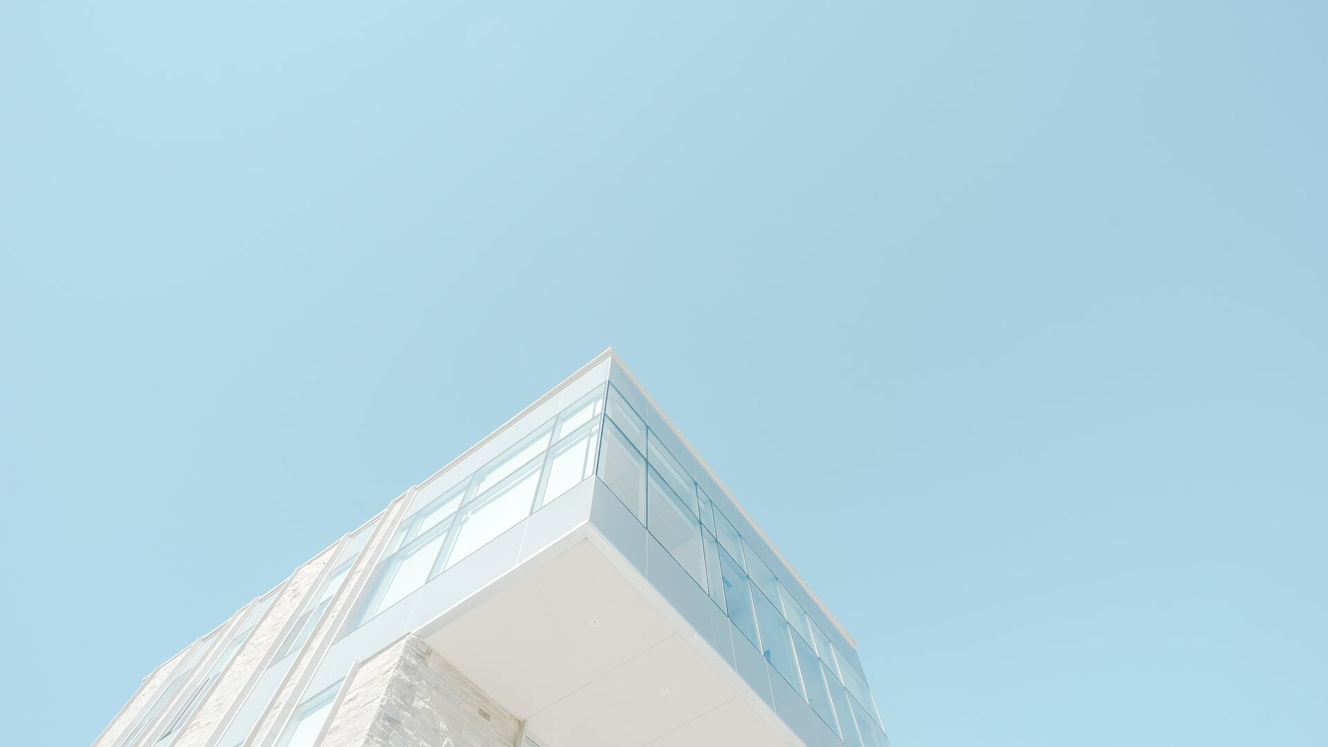 Moderne Architektur vor hellblauem Himmel