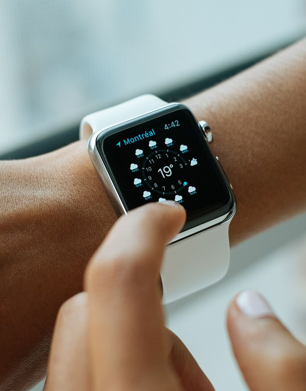 Smartwatch am Handgelenk mit Wetter App
