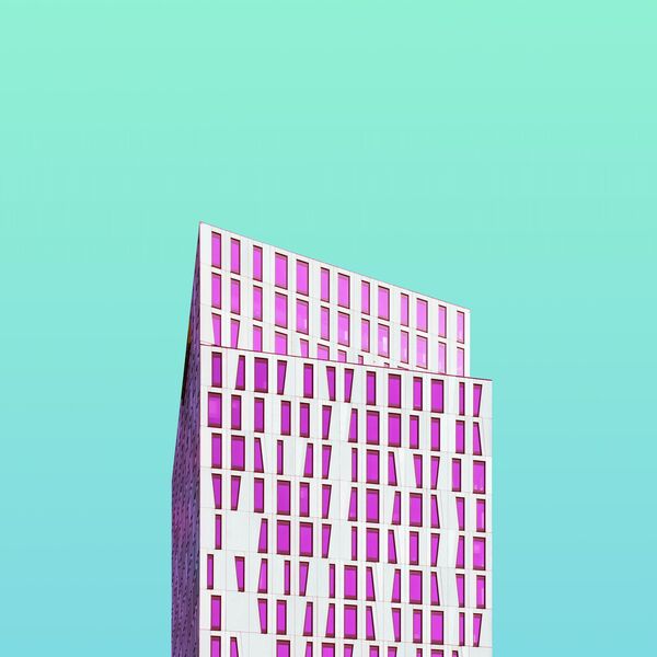 Moderne Architektur vor türkisem Himmel