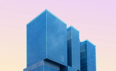 Moderne Architektur vor rosa Himmel