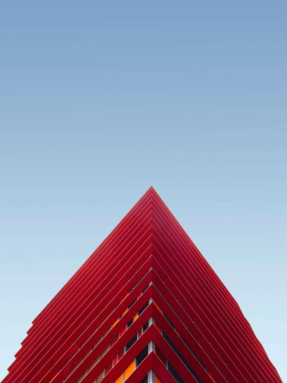 Moderne rote Architektur vor blauem Himmel